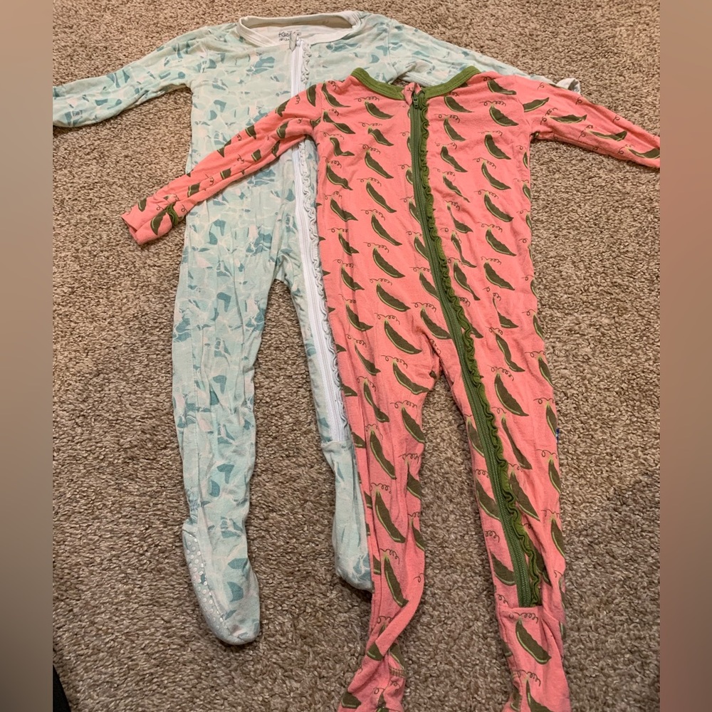 2 pairs of Kickee pants sleepers 6-9 month